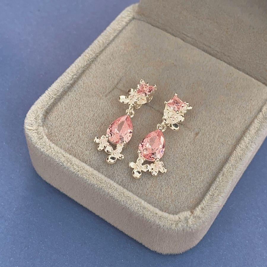 Aretes de piedra rosa